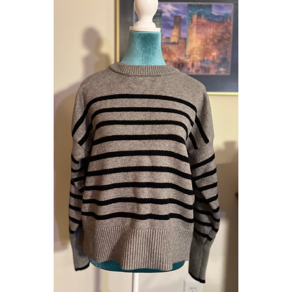 Philosophy, gray sweater with black pins stripes
Excellent condition 
Size large